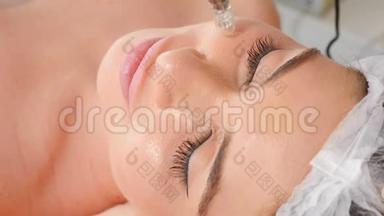 美容诊所。 专业美容师在美容诊所进行DermaPen手术。 美的概念。 脸面